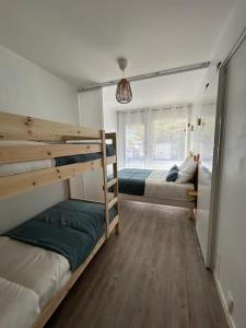 una habitación con dos literas y una ventana en Appartement 4 personnes Mimizan, en Mimizan