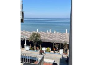 Vom Balkon eines Resorts genießen Sie Meerblick. in der Unterkunft Para Thin Alos in Peraia