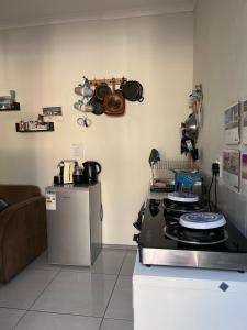 y cocina con fogones y nevera. en Bougain Villa Self-catering ,Darling, en Darling