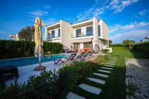 a villa with a swimming pool and a house at Vila 29 Valamar in Durrës