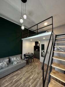 uma sala de estar com um sofá e uma cama alta em YA House em Budapeste