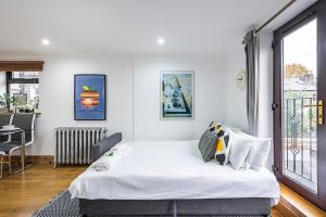 2 Bedroom Apartment by AV Stays Short Lets Southwark London With Free WiFi في لندن: غرفة نوم مع سرير وغرفة طعام