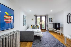 2 Bedroom Apartment by AV Stays Short Lets Southwark London With Free WiFi في لندن: غرفة نوم فيها سرير وتلفزيون