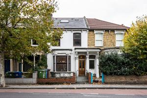 Ein weißes Haus an der Seite einer Straße in der Unterkunft 2 Bedroom Apartment by AV Stays Short Lets Southwark London With Free WiFi in London