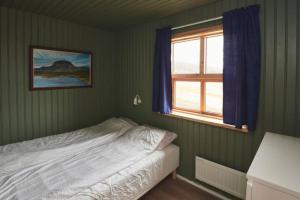 um quarto com uma cama e uma janela em Geysir Cabins - Golden Circle Cabin only 800m from Geysir em Selfoss