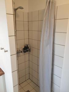 Koupelna v ubytování Lejlighed med dejlig gårdhave på Thurø A