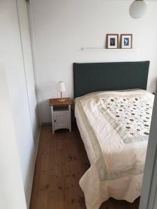 Postel nebo postele na pokoji v ubytování Lejlighed med dejlig gårdhave på Thurø A