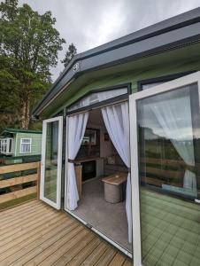 d'une véranda avec portes coulissantes en verre. dans l'établissement Swift Bordeaux Sea View 15, à Dunoon