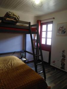 1 dormitorio con 2 literas y escalera en Gite Saint Hippo, en Bonnay