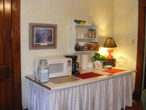 eine Küche mit Theke und Mikrowelle in der Unterkunft PriceHouseInn in Glen Rose