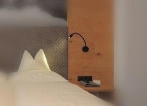 um quarto com uma cama com um candeeiro em Haus Christophorus em Obergurgl