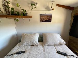 a bedroom with a bed with two remote controls on it at Casa de Lilith in Aren