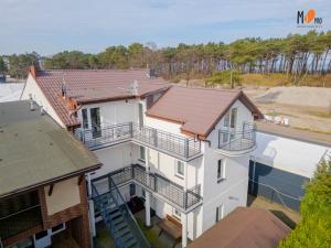 una vista aerea di una casa con balcone di Dom Wakacyjny MS Pro w Dźwirzynie a Dźwirzyno