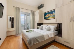 Een bed of bedden in een kamer bij St Ivan apartment with SeaView