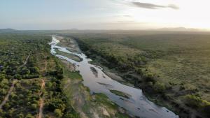 una vista aérea de un río en un campo en Ivory House, en Marloth Park