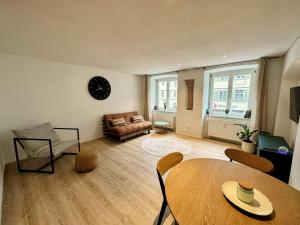 een woonkamer met een tafel en een bank bij Suite Kaiser: Charming City Apartment in Waldshut-Tiengen