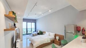 Executive studio في دبي: غرفة نوم بسرير ومطبخ مع ثلاجة