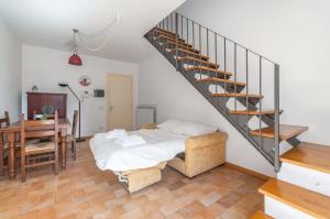 um quarto com uma cama e uma escada em Perugia Tranquil Hideaway Apartment! em Perugia