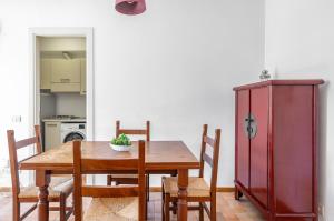 uma mesa de jantar com cadeiras e um armário vermelho em Perugia Tranquil Hideaway Apartment! em Perugia