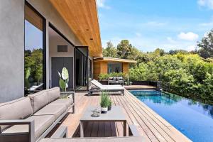 ロサンゼルスにあるStunning 5 Bedroom Villa with Private Poolの屋外パティオ(スイミングプール、家付)