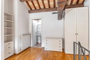 um quarto com paredes brancas e um tecto de madeira em Perugia Tranquil Hideaway Apartment! em Perugia