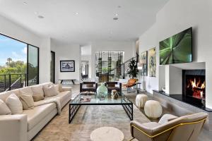 een woonkamer met een bank en een open haard bij Stunning 5 Bedroom Villa with Private Pool in Los Angeles