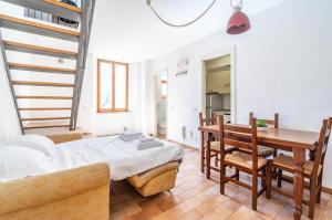 um quarto com uma cama, uma mesa e cadeiras em Perugia Tranquil Hideaway Apartment! em Perugia