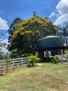 a house with a green dome on top of it at Yurt Tree, romântico e confortável, experiência unica in Jacutinga