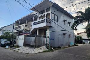 uma casa branca com uma cerca à frente. em OYO 93865 Dv Homestay Syariah Kupang em Surabaia