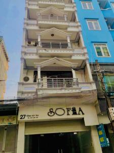 un edificio alto con un balcón en el lateral. en Sofia Tống Duy Tân, en Sầm Sơn