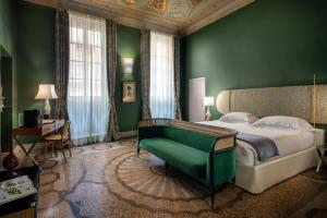 um quarto com paredes verdes, uma cama e uma secretária em Hotel Number Nine em Florença