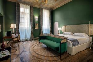 1 dormitorio con paredes verdes, 1 cama y escritorio en Hotel Number Nine, en Florencia