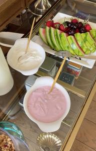 - une table avec des bols de fruits et un dessert dans l'établissement Farma Bii, à Brzeziny