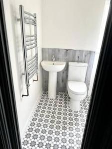 Et badeværelse på New Stunning 5 Bedroom House-Wi-Fi-Parking-Slps 12