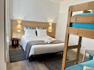 1 dormitorio con litera y escalera en Granny´s Guesthouse, en Praia de Mira