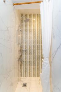 La salle de bains est pourvue d'une douche avec rideau de douche. dans l'établissement Casa Ifestou, à Rhodes