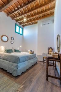 1 dormitorio con 1 cama grande y 1 mesa en Casa Ifestou en Rodas
