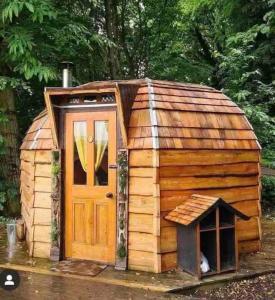 ヨークにあるOku Wooden Pod, Newburgh Priory Estateの小さな木造家屋(猫が入った戸口)