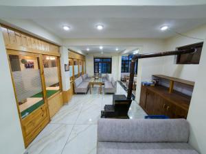 HaripūrにあるThe Dargeli's Lodge, Manaliのリビングルーム(ソファ、テーブル付)