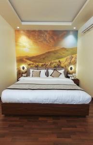 - une chambre avec un grand lit orné d'une peinture murale dans l'établissement Gorakha Hotel Pvt Ltd, à Itahari