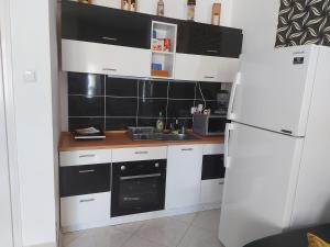 Kuchyňa alebo kuchynka v ubytovaní Corner Apartman 5