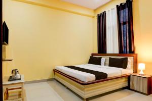 Un pat sau paturi într-o cameră la Collection O The Grand Shalimar Residency