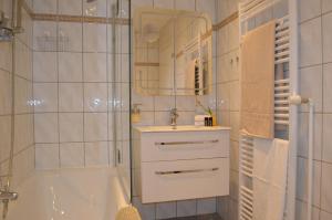 a bathroom with a tub and a sink and a shower at Charmante Zimmer Wohnung Stilvoll in Münster