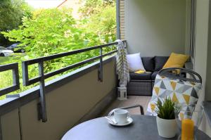 - Balcón con mesa y sofá en Charmante Zimmer Wohnung Stilvoll, en Münster