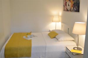 ミュンスターにあるCharmante Zimmer Wohnung Stilvollの白いベッドルーム(ランプ2つ付きのベッド1台付)