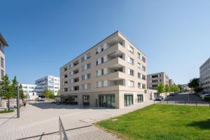 an apartment building in the middle of a street at EXQUIS 4BR Design Apart-Haus I 2 Parken I Balkon in Böblingen