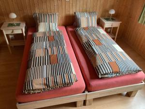 two beds sitting next to each other in a room at Tgea sulagliva in Andeer
