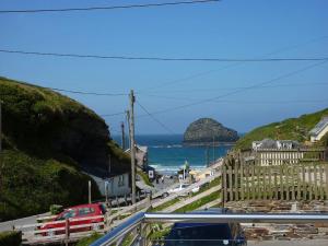 vista su una strada con spiaggia e oceano di Tides Reach - Trebarwith Strand - North Cornwall - Sleeps 4 - 6 a Treknow