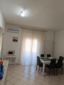 een woonkamer met een eettafel en stoelen bij L'appartamento delle vacanze in Venturina Terme
