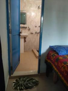 łazienka z prysznicem, umywalką i łóżkiem w obiekcie The Oasis Terrace at Rana's Niwas w mieście Dharamsala